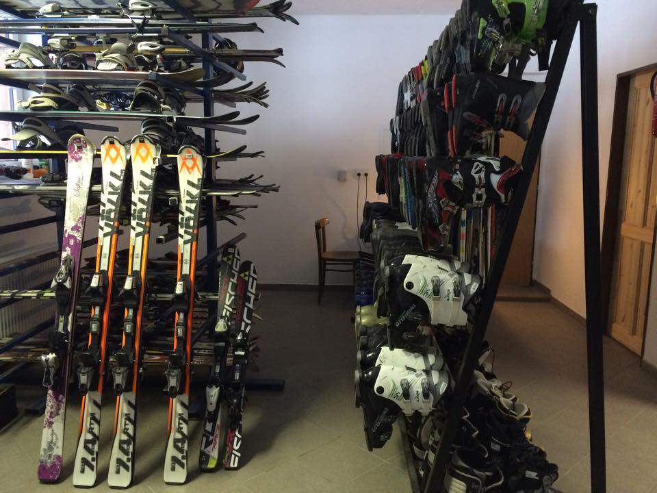 Půjčovna lyží a snowboardů v Hraběšicích